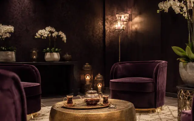 Kadife koltuklu, çay masalı bekleme salonu — Karlıbayır, Masaj Salonun